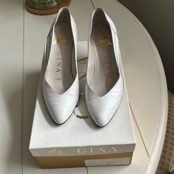 Gina London Shoes - Vintage Gina London Pumps White with pearl effects, 6 equivalent to 6 U.S